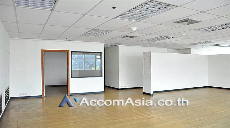  1  Office Space For Rent in Silom ,Bangkok BTS Surasak at Vorawat Building AA10947